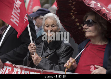 Atene, Grecia. 27 Mar, 2019. Manifestanti frequentare i discorsi da pensionati degli unionisti che si preparano a marzo dell'ufficio del Primo ministro a Maximos Mansion. I pensionati dei sindacati sono scesi in piazza per protestare sui regimi di previdenza dei tagli e delle politiche fiscali e di esigere il ritorno della loro ridotto drasticamente le pensioni, come il loro reddito è stato il restringimento dal momento che la Grecia è entrato il bailout affari in 2010. Credito: Nikolas Georgiou/ZUMA filo/Alamy Live News Foto Stock