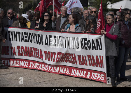 Atene, Grecia. 27 Mar, 2019. Manifestanti frequentare i discorsi da pensionati degli unionisti che si preparano a marzo dell'ufficio del Primo ministro a Maximos Mansion. I pensionati dei sindacati sono scesi in piazza per protestare sui regimi di previdenza dei tagli e delle politiche fiscali e di esigere il ritorno della loro ridotto drasticamente le pensioni, come il loro reddito è stato il restringimento dal momento che la Grecia è entrato il bailout affari in 2010. Credito: Nikolas Georgiou/ZUMA filo/Alamy Live News Foto Stock