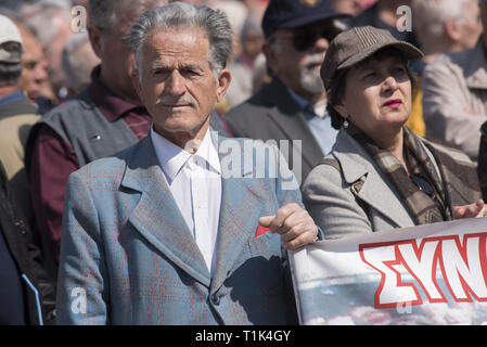 Atene, Grecia. 27 Mar, 2019. Manifestanti frequentare i discorsi da pensionati degli unionisti che si preparano a marzo dell'ufficio del Primo ministro a Maximos Mansion. I pensionati dei sindacati sono scesi in piazza per protestare sui regimi di previdenza dei tagli e delle politiche fiscali e di esigere il ritorno della loro ridotto drasticamente le pensioni, come il loro reddito è stato il restringimento dal momento che la Grecia è entrato il bailout affari in 2010. Credito: Nikolas Georgiou/ZUMA filo/Alamy Live News Foto Stock