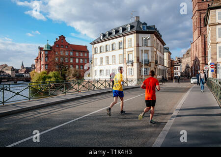 Parigi, Francia. 26 Mar, 2019. Due uomini eseguito su strada a Strasburgo, Francia, 26 marzo 2019. Credito: Zhang Cheng/Xinhua/Alamy Live News Foto Stock