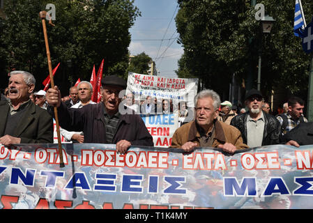 Atene, Grecia. 27 mar 2019. I pensionati marzo contro i tagli alle pensioni e benefici in Atene in Grecia. Credito: Nicolas Koutsokostas/Alamy Live News. Foto Stock