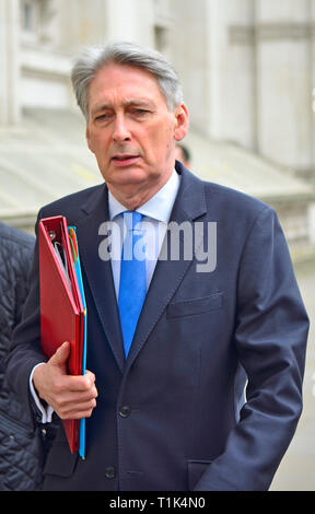 Londra, Regno Unito. 27 mar 2019. Il cancelliere Philip Hammond insolitamente decide di andare a piedi al Parlamento prima del primo ministro di credito Domande: PjrNews/Alamy Live News Foto Stock