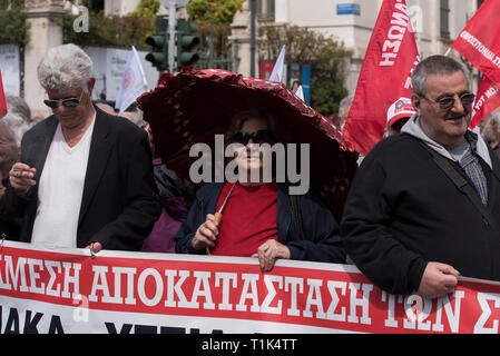 Atene, Grecia. 27 mar 2019. Manifestanti frequentare i discorsi da pensionati degli unionisti che si preparano a marzo dell'ufficio del Primo ministro a Maximos Mansion. I pensionati dei sindacati sono scesi in piazza per protestare sui regimi di previdenza dei tagli e delle politiche fiscali e di esigere il ritorno della loro ridotto drasticamente le pensioni, come il loro reddito è stato il restringimento dal momento che la Grecia è entrato il bailout affari in 2010. Credito: Nikolas Georgiou/Alamy Live News Foto Stock