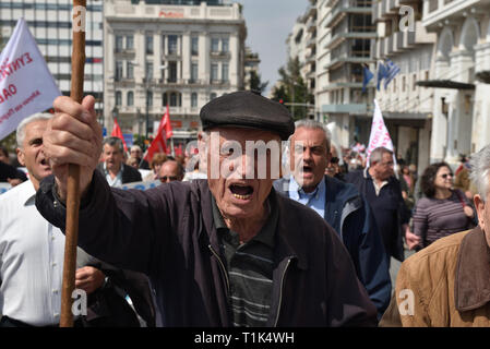 Atene, Grecia. 27 mar 2019. I pensionati marzo contro i tagli alle pensioni e benefici in Atene in Grecia. Credito: Nicolas Koutsokostas/Alamy Live News. Foto Stock