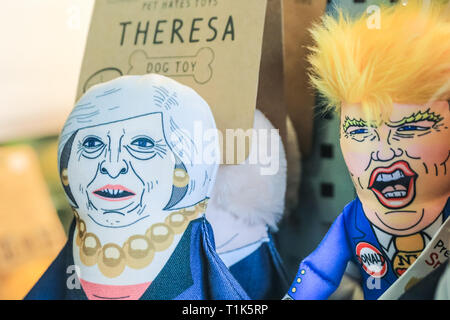 Londra, Regno Unito. 27 Mar, 2019. Prima colazione La prima colazione mezzi, ad un cane almeno. Le effigi dei politici sono diventati popolari cane giocattoli, visto qui in vendita in un centro di Londra stazionaria e negozio di articoli da regalo. Credito: Imageplotter/Alamy Live News Foto Stock