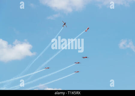 Il Langkawi, Malesia. 27 Mar, 2019. Giove Aerobatic Team di Indonesia eseguire durante il XV Langkawi International Maritime e salone aerospaziale (LIMA) a Langkawi, Malesia, Marzo 27, 2019. Xv Langkawi International Maritime e salone aerospaziale (LIMA) ha dato dei calci a fuori il Martedì, difesa con aziende provenienti da tutto il mondo che lottano per una maggiore condivisione nella Asian industria della difesa. 390 aziende dalla difesa e industria commerciale da 31 paesi e regioni sono partecipanti nei cinque giorni di manifestazione. Credito: Zhu Wei/Xinhua/Alamy Live News Foto Stock