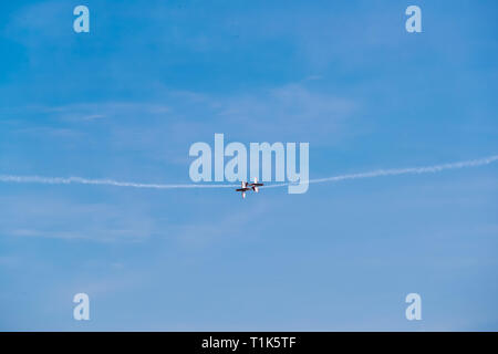 Il Langkawi, Malesia. 27 Mar, 2019. Giove Aerobatic Team di Indonesia eseguire durante il XV Langkawi International Maritime e salone aerospaziale (LIMA) a Langkawi, Malesia, Marzo 27, 2019. Xv Langkawi International Maritime e salone aerospaziale (LIMA) ha dato dei calci a fuori il Martedì, difesa con aziende provenienti da tutto il mondo che lottano per una maggiore condivisione nella Asian industria della difesa. 390 aziende dalla difesa e industria commerciale da 31 paesi e regioni sono partecipanti nei cinque giorni di manifestazione. Credito: Zhu Wei/Xinhua/Alamy Live News Foto Stock