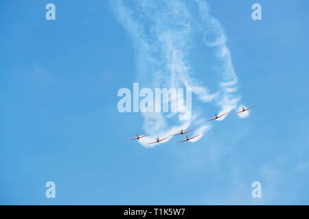 Il Langkawi, Malesia. 27 Mar, 2019. Giove Aerobatic Team di Indonesia eseguire durante il XV Langkawi International Maritime e salone aerospaziale (LIMA) a Langkawi, Malesia, Marzo 27, 2019. Xv Langkawi International Maritime e salone aerospaziale (LIMA) ha dato dei calci a fuori il Martedì, difesa con aziende provenienti da tutto il mondo che lottano per una maggiore condivisione nella Asian industria della difesa. 390 aziende dalla difesa e industria commerciale da 31 paesi e regioni sono partecipanti nei cinque giorni di manifestazione. Credito: Zhu Wei/Xinhua/Alamy Live News Foto Stock