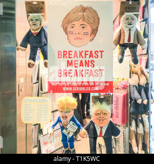 Londra, Regno Unito. 27 Mar, 2019. Prima colazione La prima colazione mezzi, ad un cane almeno. Le effigi dei politici sono diventati popolari cane giocattoli, visto qui in vendita in un centro di Londra stazionaria e negozio di articoli da regalo. Credito: Imageplotter/Alamy Live News Foto Stock