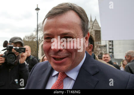 Westminster. Londra, Regno Unito. 27 Mar, 2019. Aaron banche, imprenditore britannico e co-fondatore di lasciare la campagna UE parla con manifestanti Pro-Brexit case al di fuori del Parlamento. Credito: Dinendra Haria/Alamy Live News Foto Stock