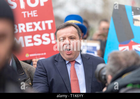 Londra, Regno Unito. Il 27 marzo 2019, Arron banche, co fondatore di lasciare UE inseguiti da anti Brexit manifestanti in Westminster, Londra, Regno Unito. Credito: Ian Davidson/Alamy Live News Foto Stock