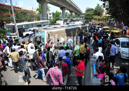 Bangalore, India. 27 Mar, 2019. Le persone si radunano attorno ad un bus rovesciato in Bangalore, India, Marzo 27, 2019. Più di venti persone sono stati feriti quando un autobus rovesciata come essa è stata scalata di un cavalcavia a Bangalore. Credito: Stringer/Xinhua/Alamy Live News Foto Stock