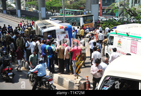 Bangalore, India. 27 Mar, 2019. Le persone si radunano attorno ad un bus rovesciato in Bangalore, India, Marzo 27, 2019. Più di venti persone sono stati feriti quando un autobus rovesciata come essa è stata scalata di un cavalcavia a Bangalore. Credito: Stringer/Xinhua/Alamy Live News Foto Stock