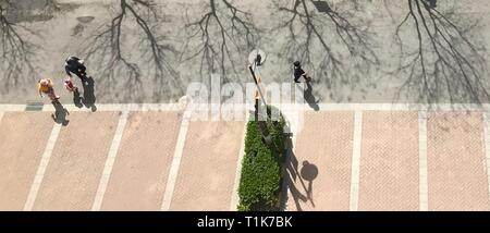 Pechino, Cina. 27 Mar, 2019. Foto scattate con un telefono cellulare mostra le persone a camminare su una strada a Pechino Capitale della Cina, Marzo 27, 2019. Credito: Ding Hongfa/Xinhua/Alamy Live News Foto Stock