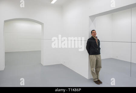 Ceske Budejovice, Repubblica Ceca. 27 Mar, 2019. Lo scultore britannico Antony Gormley comporta per il fotografo durante la fase di apertura della sua mostra di nome Antony Gormley - Presente, il 27 marzo 2019, in Budweis, Repubblica Ceca. Credito: Vaclav Pancer/CTK foto/Alamy Live News Foto Stock