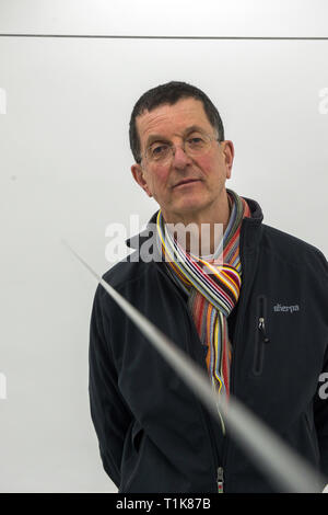 Ceske Budejovice, Repubblica Ceca. 27 Mar, 2019. Lo scultore britannico Antony Gormley comporta per il fotografo durante la fase di apertura della sua mostra di nome Antony Gormley - Presente, il 27 marzo 2019, in Budweis, Repubblica Ceca. Credito: Vaclav Pancer/CTK foto/Alamy Live News Foto Stock