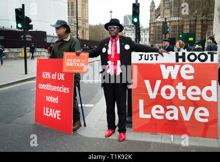Londra, Regno Unito. 27 Mar, 2019. 27 marzo 2019 Westminster, la Casa del Parlamento. Lasciare la campagna - Giuseppe in Unione Jack panciotto Credito: Jenny Matthews/Alamy Live News Foto Stock