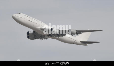 Victorville, California, Stati Uniti d'America. 27 Mar, 2019. Uno dei due la prossima generazione Air Force One Boeing 747-8i getti decollare da Victorville aeroporto mercoledì. Il 747 sarà voce al Texas per iniziare è retrò raccordo in AF1 come si avrà 5 anni per completare entrambi 747 jet con un costo di 5,3 miliardi di euro. Victorville CA. Marzo 27, 2019. Foto da Gene BlevinsZumaPress. (Credito Immagine: © Gene filo BlevinsZUMA) Credito: ZUMA Press, Inc./Alamy Live News Foto Stock