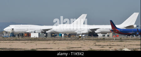 Victorville, California, Stati Uniti d'America. 27 Mar, 2019. Uno dei due la prossima generazione Air Force One Boeing 747-8i getti decollare da Victorville aeroporto mercoledì. Il 747 sarà voce al Texas per iniziare è retrò raccordo in AF1 come si avrà 5 anni per completare entrambi 747 jet con un costo di 5,3 miliardi di euro. Victorville CA. Marzo 27, 2019. Foto da Gene BlevinsZumaPress. (Credito Immagine: © Gene filo BlevinsZUMA) Credito: ZUMA Press, Inc./Alamy Live News Foto Stock