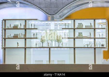 ExCel, London, Regno Unito. 27 Mar, 2019. Un modello di un terminale passeggeri da Grimshaw Architettura e pianificazione. Il Terminal Passeggeri Expo 2019 riunisce espositori e visitatori professionali per vedere le ultime nuove tecnologie e lanci di prodotto da più di 350 dell'aeroporto leader a livello mondiale di fornitori di soluzioni. Credito: Imageplotter/Alamy Live News Foto Stock