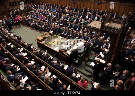 Londra, Regno Unito. 27 Mar, 2019. Foto scattata a Marzo 27, 2019 mostra il primo ministro domande nella Camera dei Comuni di Londra, Gran Bretagna. British i legislatori di mercoledì ha votato a stragrande maggioranza per modificare Brexit originale data di partenza per legge 12 aprile o maggio 22 come primo ministro britannico Theresa Maggio era in 11 ore di appello a Tory MPs al retro del suo accordo di ritiro. Credit: UK europeo/Mark Duffy/Xinhua/Alamy Live News Foto Stock