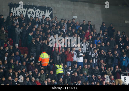 McDiarmid Park, Perth, Regno Unito. 27 Mar, 2019. Ladbrokes Premiership, St Johnstone versus St Mirren; St Mirren ventole Credito: Azione Sport Plus/Alamy Live News Foto Stock