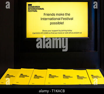 Edimburgo, Scozia, Regno Unito, 27 marzo 2019. Lancio di Edinburgh International Festival programma presso il FEI ha sede presso il mozzo, Royal Mile. Copie del distintivo giallo programma sono resi disponibili oggi presso la sede centrale del FEI Foto Stock