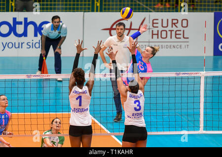 Candy Arena, Monza, Italia. Il 27 marzo, 2019. Il CEV Volleyball Challenge Cup femminile, finale, la seconda gamba. Edina Begic di Saugella Monza durante il match tra Saugella Monza e Aydin BBSK presso la caramella Arena Italia. Credito: Claudio Grassi/Alamy Live News Foto Stock