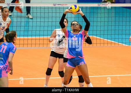 Candy Arena, Monza, Italia. Il 27 marzo, 2019. Il CEV Volleyball Challenge Cup femminile, finale, la seconda gamba. Rachael Adams di Saugella Monza durante il match tra Saugella Monza e Aydin BBSK presso la caramella Arena Italia. Credito: Claudio Grassi/Alamy Live News Foto Stock