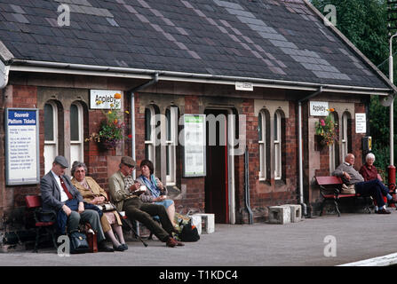 I passeggeri in attesa del treno a Appleby stazione ferroviaria, accontentarsi di Carlisle linea, nell'Inghilterra del Nord Foto Stock