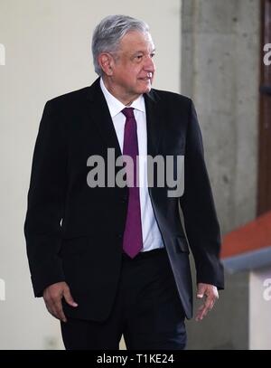 Il Presidente messicano Andres Manuel Lopez Obrador passeggiate nella Briefing Room per il suo quotidiano mattina conferenza stampa presso il Palazzo Nazionale Il 25 marzo 2019 a Città del Messico. Foto Stock