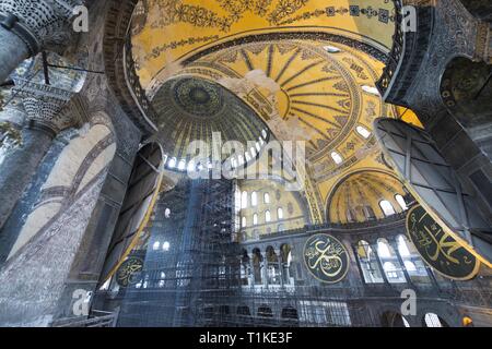 Soffitto di Hagia Sophia (chiamato anche saggezza santa, Sancta Sophia, Sancta Sapientia o Ayasofya) ad Istanbul in Turchia Foto Stock