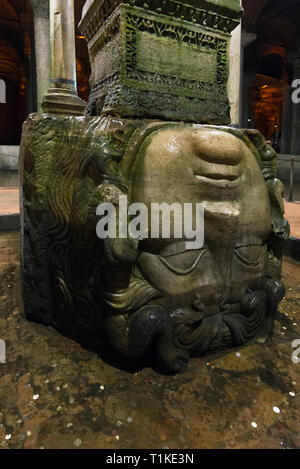 La testa di Medusa nella Basilica Cisterna (antica cisterna di Istanbul, Turchia) Foto Stock