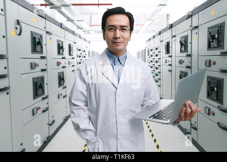 Personale tecnico nella tensione di lavoro della camera Foto Stock