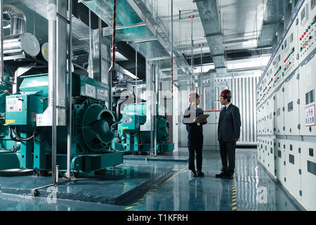 Il personale tecnico di ispezione in fabbrica Foto Stock