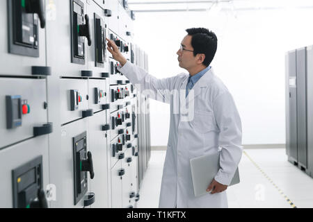 Personale tecnico nella tensione di lavoro della camera Foto Stock