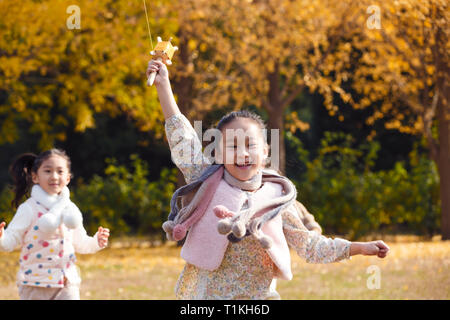 Due graziosi bambine giocare all'aperto Foto Stock