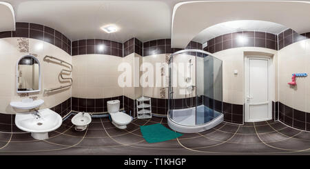 Visualizzazione panoramica a 360 gradi di SOLIGORSK, Bielorussia - Dicembre 2013: Full seamless 360 gradi panorama all'interno dell'interno del vuoto restroom bagno in stile minimalista che ho