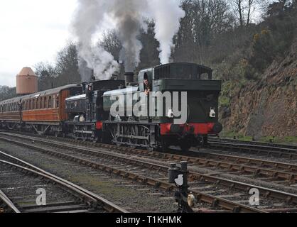 Due GWR bauletto serbatoio numeri di locomotive 7714 & 6430 lasciare Bewdley stazione sul Severn Valley Heritage Railway al Gala di primavera 2019 Foto Stock