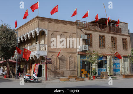 Casa di intersezione in Kashgar Old Town. Numerose bandiere cinesi sono sul tetto - non solo un segno di Anno Nuovo Cinese Foto Stock