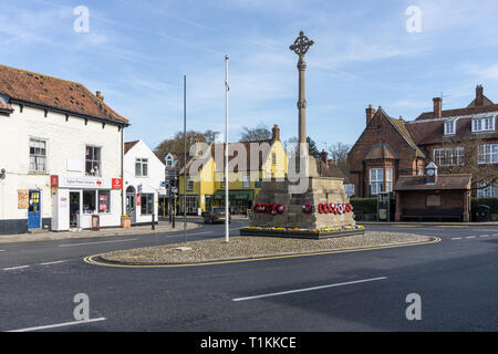 Luogo di mercato e Memoriale di guerra nella città mercato di Holt, Norfolk, Regno Unito Foto Stock