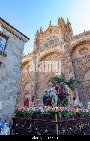 Salamanca, Spagna - Aprile 2017: Tradizionale spagnolo la Settimana Santa processione, immagine di Gesù a cavallo di un asino, durante la celebrazione della Domenica delle Palme nella Foto Stock