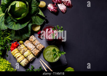 Il cibo giapponese. Vegano sano bevande con frutta e verdura su sfondo nero. Lay piatto Foto Stock