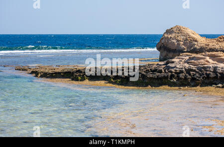 Rocce in mare all'ingresso alla baia di Coraya in Egitto. Foto Stock