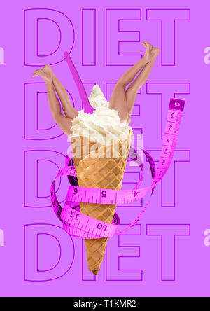 Dieta e perdita di peso, dive in fitness. Gelato riempito con la femmina e le gambe rosa spoony circondato da nastro di misurazione. Assistenza sanitaria e cibo sano concetto. Il design moderno. Pop contemporanea arte del collage. Foto Stock