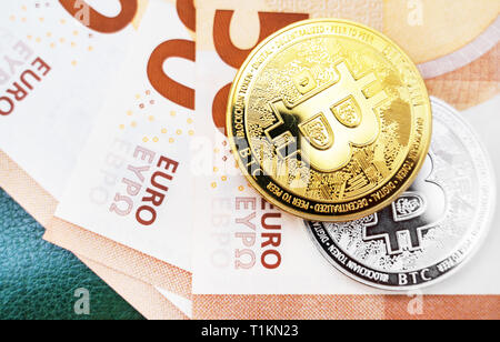 Bitcoin monete cryptocurrency giacenti sulle banconote in euro. Foto Stock