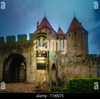 L'ingresso del ponte levatoio nel Cite Carcassonne con lady a Carcŕs il busto, Carcassonne FRANCIA Foto Stock