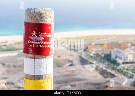 Post su Fuerteventura montagne informare gli escursionisti circa il sentiero. Segno dice: sentiero naturale. Sentieri naturali di Fuerteventura. Foto Stock