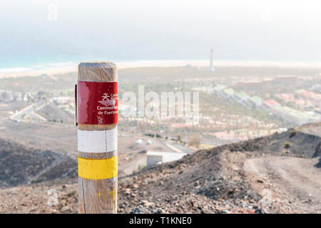 Post su Fuerteventura montagne informare gli escursionisti circa il sentiero. Segno dice: sentiero naturale. Sentieri naturali di Fuerteventura. Foto Stock