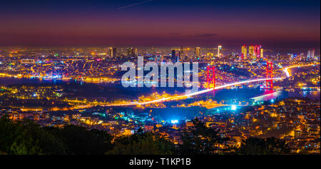 Incredibile vista notturna di Istanbul le luci della città e il ponte sul Bosforo Foto Stock